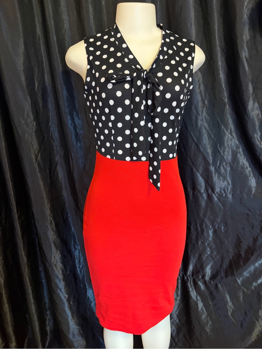 Sleeveless Polka Dot Tie-Neck Midi Dress in Black & Red